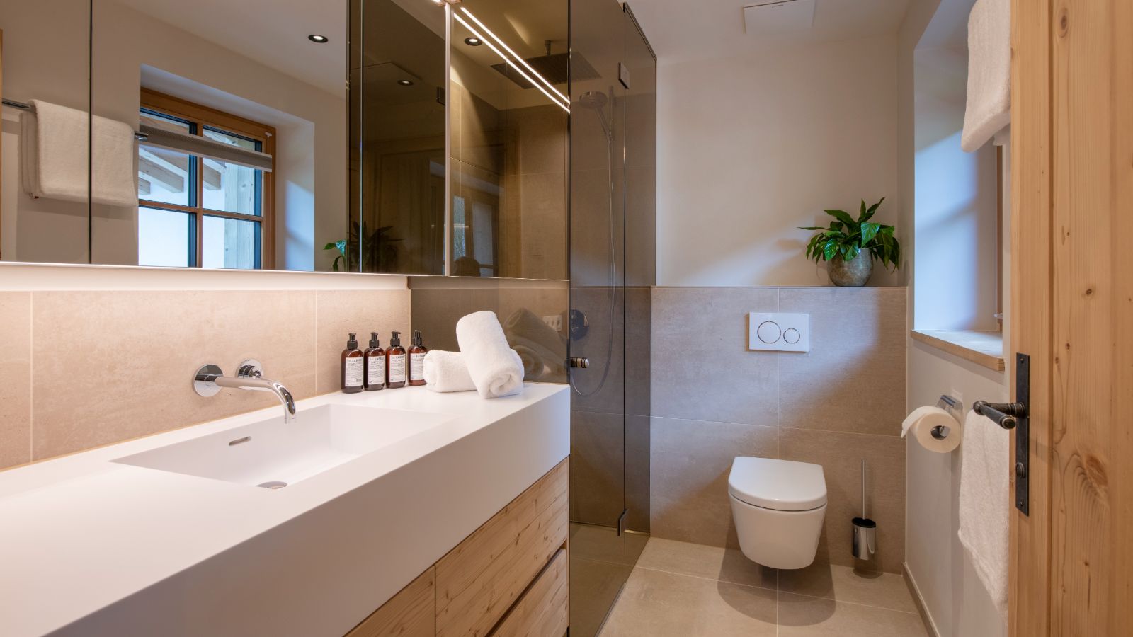 Luxury-Ski-Apartment-Lech-Brunnenhof-Penthouse-Oxford-Ski-Bathroom.jpg