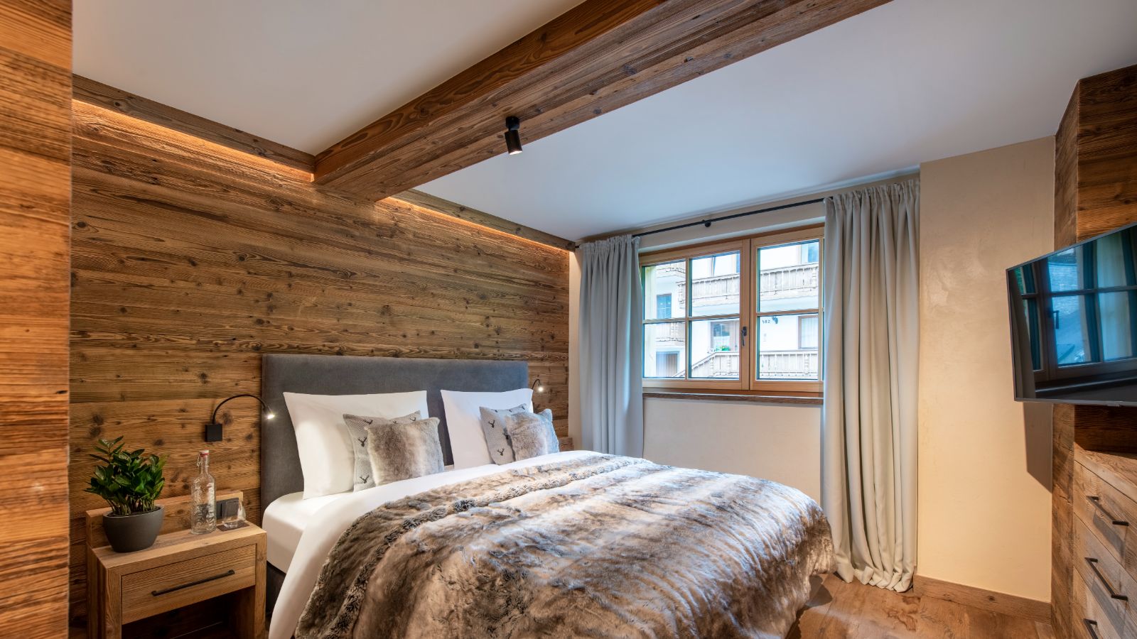 Luxury-ski-apartment-Lech-Brunnenhof-13-Oxford-Ski-Bedroom (2).jpg