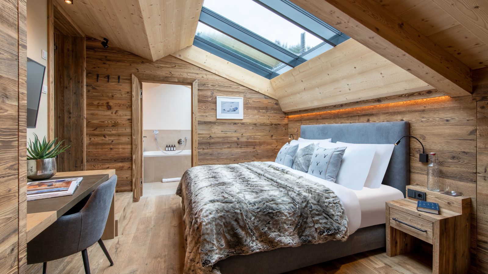 Luxury-ski-apartment-Lech-Brunnenhof-13-Oxford-Ski-Bedroom (3).jpg