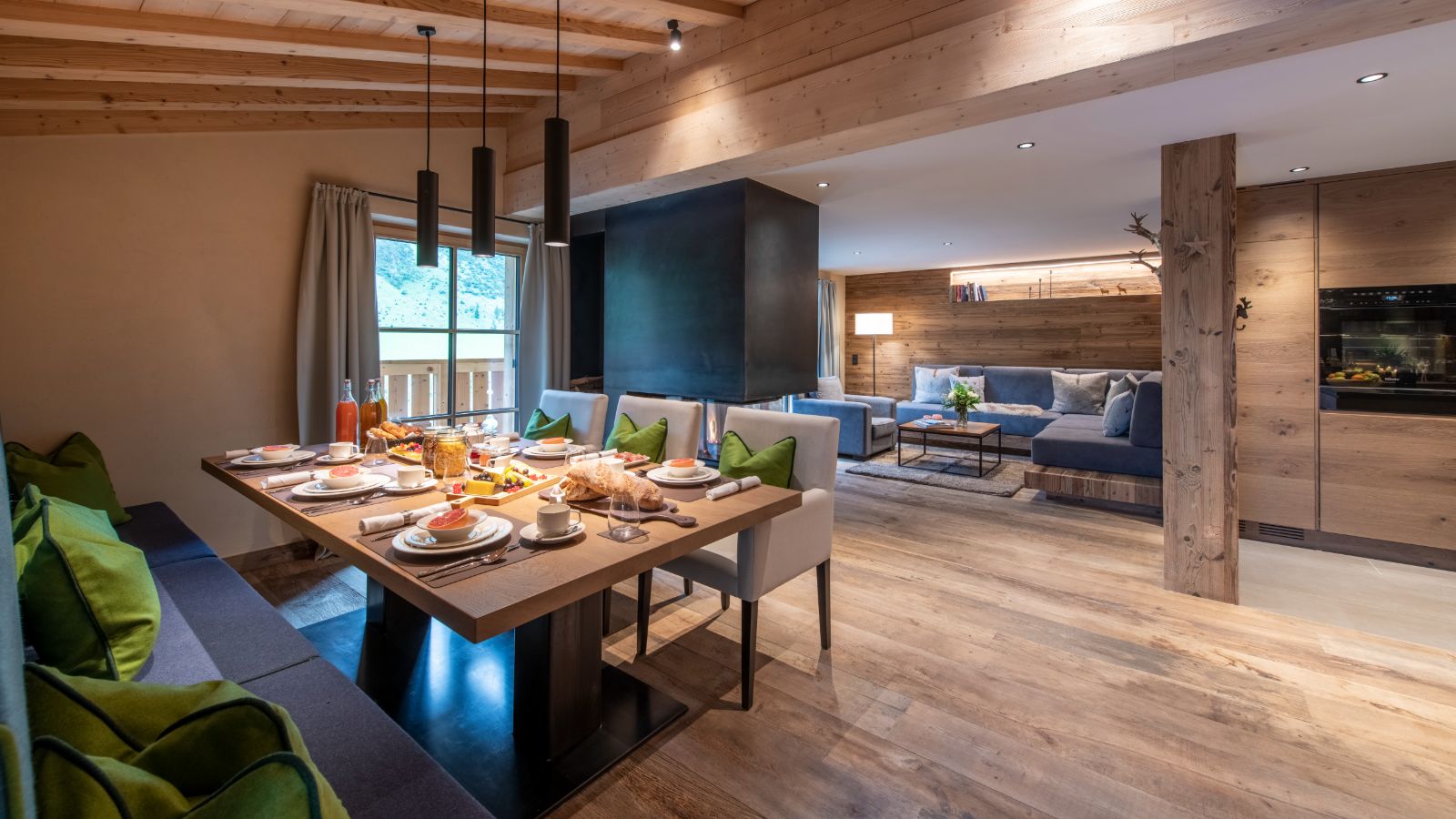 Luxury-ski-apartment-Lech-Brunnenhof-13-Oxford-Ski-Dining2.jpg