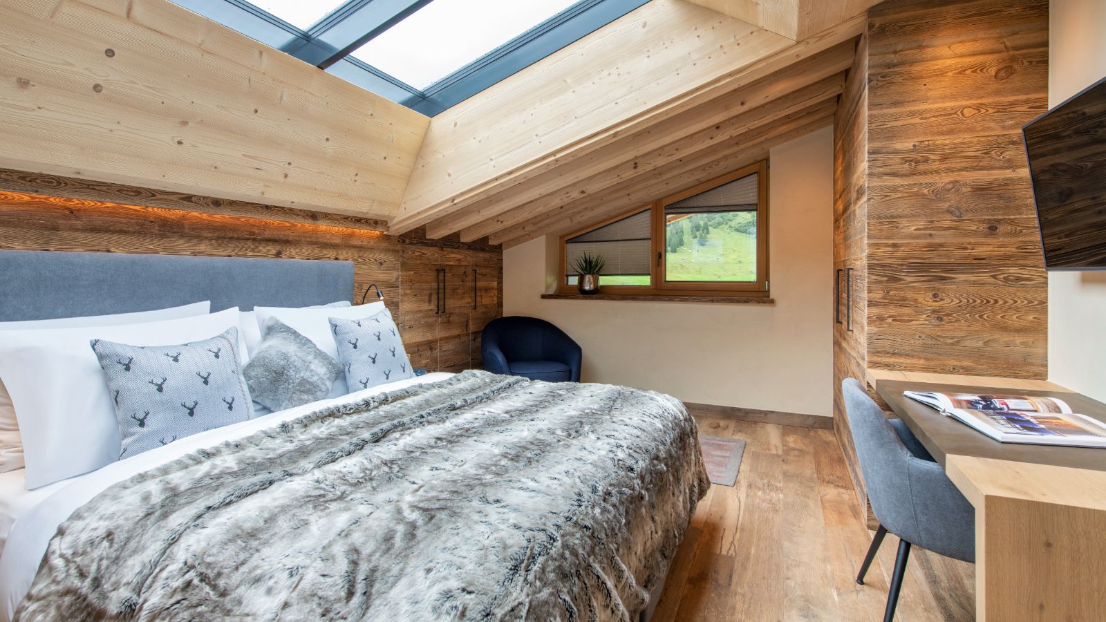 Luxury-ski-apartment-Lech-Brunnenhof-13-Oxford-Ski-Bedroom (1).jpg