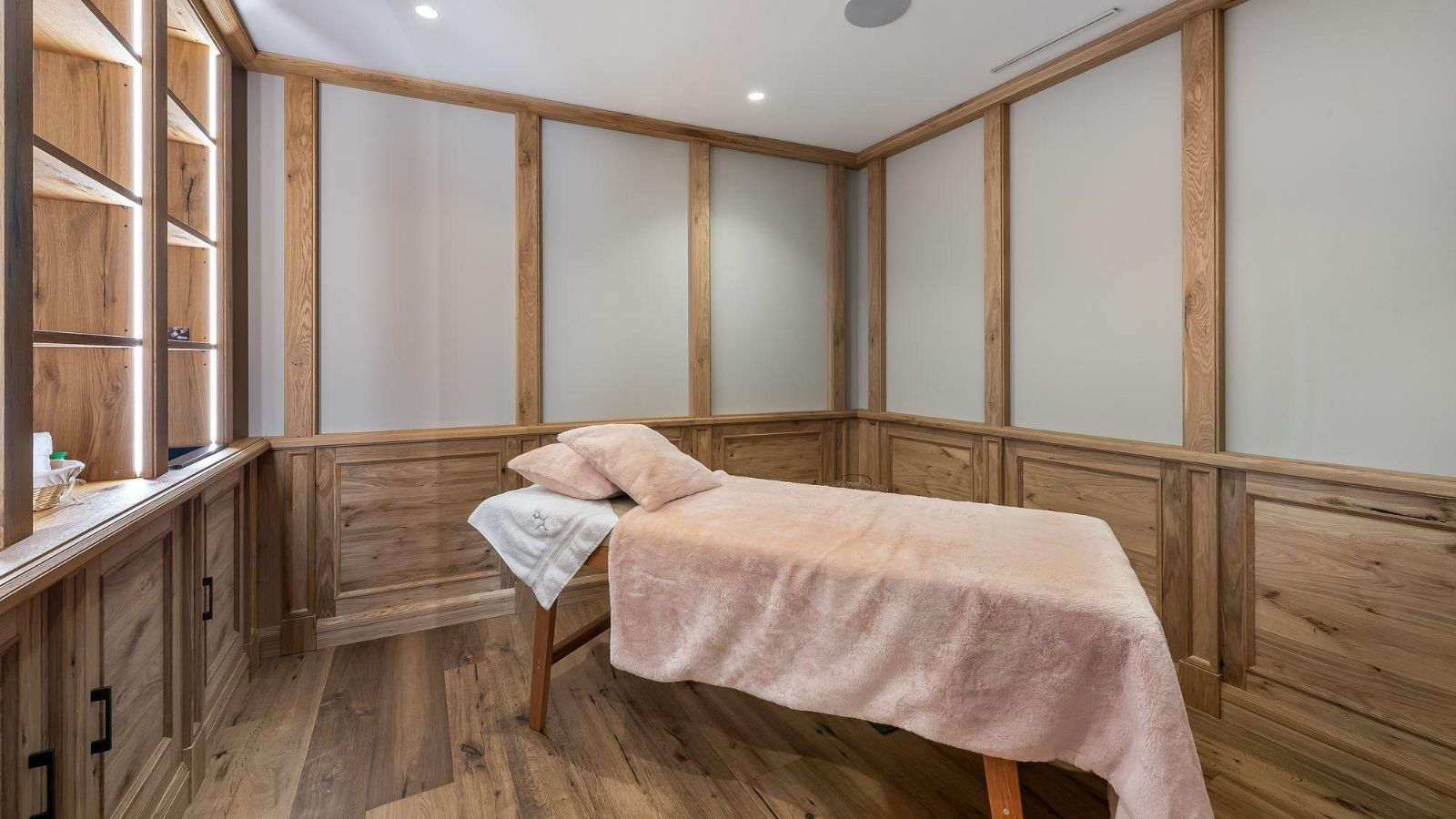Luxury-ski-Chalet-Courchevel-1850-Chalet-Aurore-Oxford-Ski-Massage.jpg