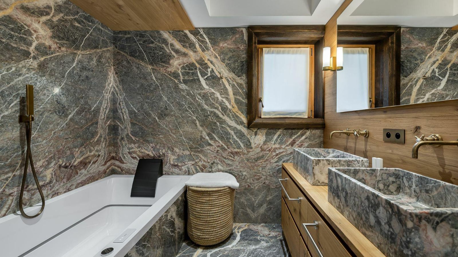 Luxury-ski-Chalet-Courchevel-1850-Chalet-Aurore-Oxford-Ski-Bathroom.jpg