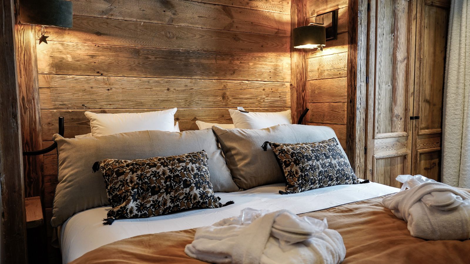 Luxury-Ski-Chalet-Chalet-Cahokia-Val-d'Isere-Oxford-Ski-Bedroom (2).JPG