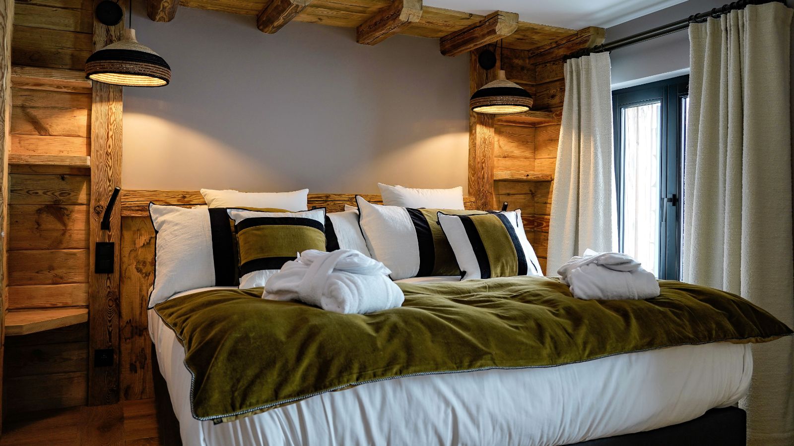 Luxury-Ski-Chalet-Chalet-Cahokia-Val-d'Isere-Oxford-Ski-Bedroom (4).jpg