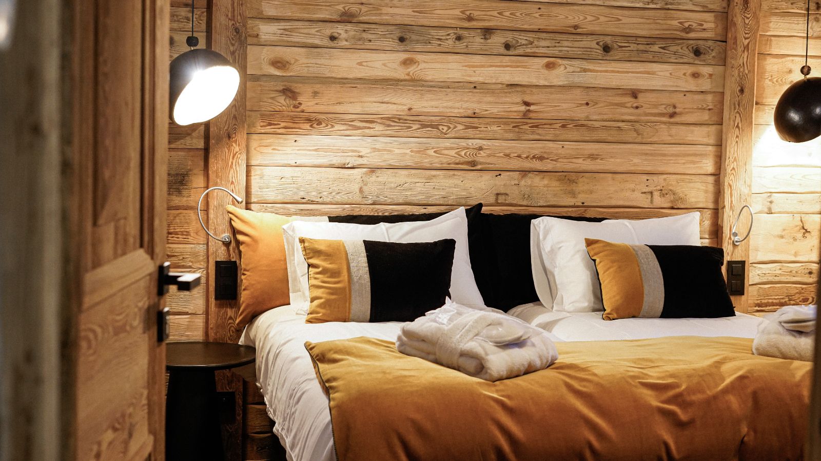 Luxury-Ski-Chalet-Chalet-Cahokia-Val-d'Isere-Oxford-Ski-Bedroom (8).JPG