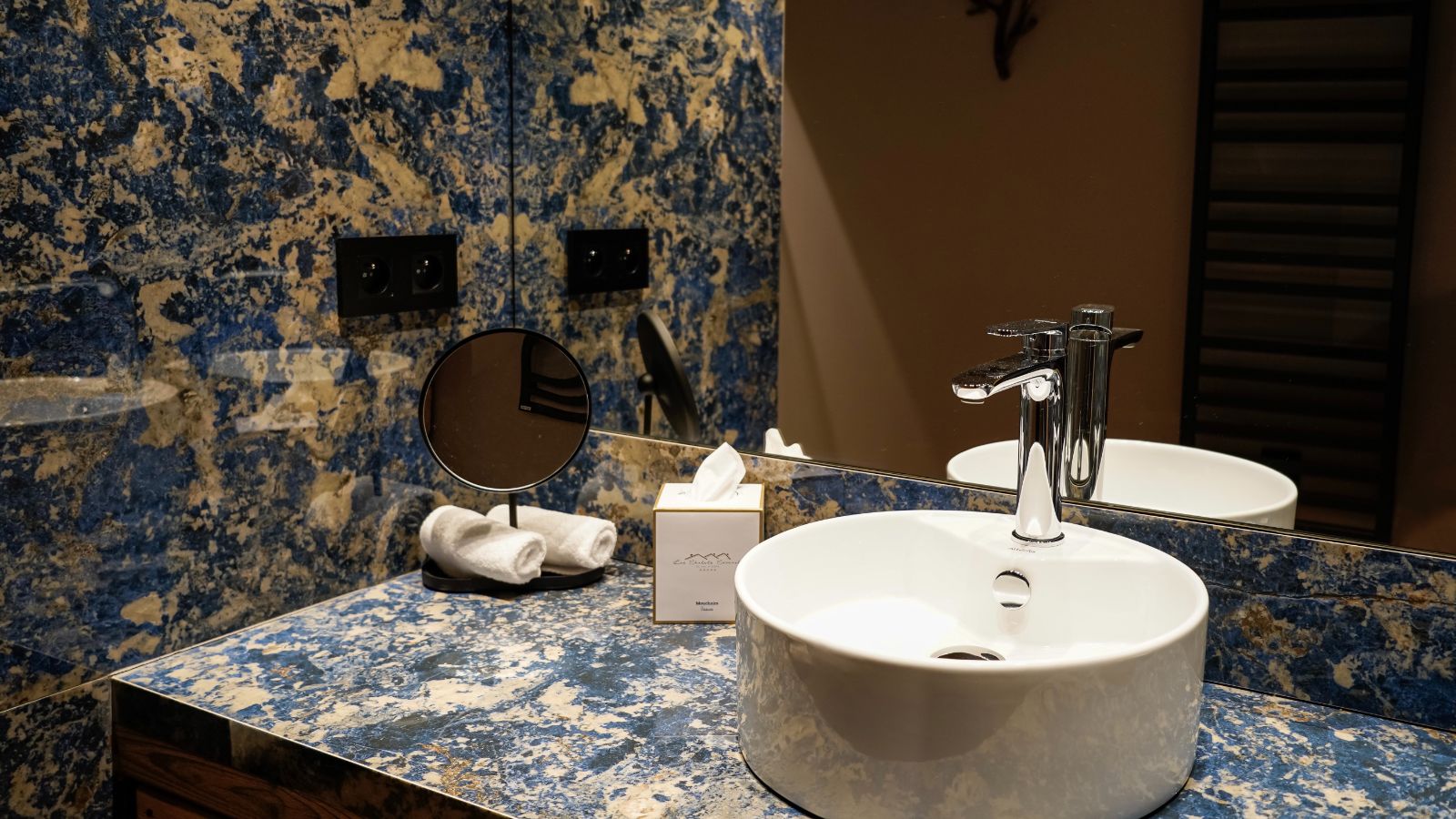 Luxury-Ski-Chalet-Chalet-Cahokia-Val-d'Isere-Oxford-Ski-Bedroom (13).jpg