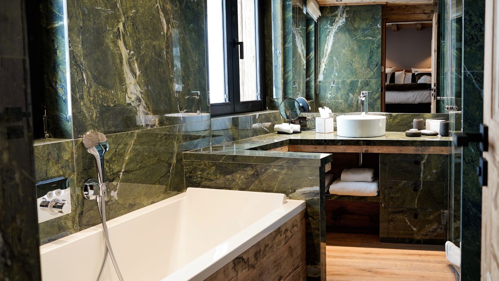 Luxury-Ski-Chalet-Chalet-Cahokia-Val-d'Isere-Oxford-Ski-Bathroom.jpg