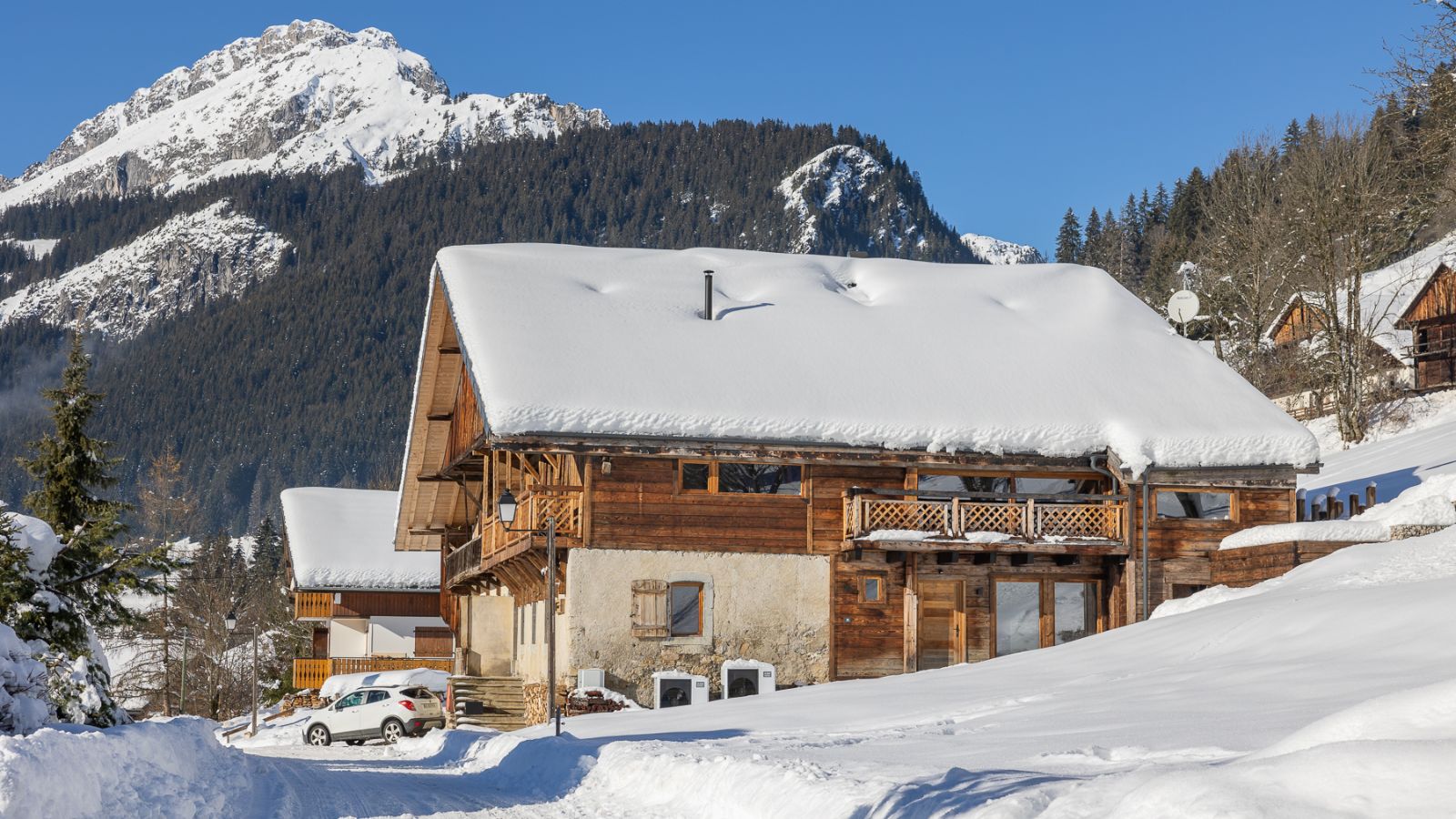 Luxury-Ski-Chalet-Chatel-Rys-Oxford-Ski-Exterior4.jpg