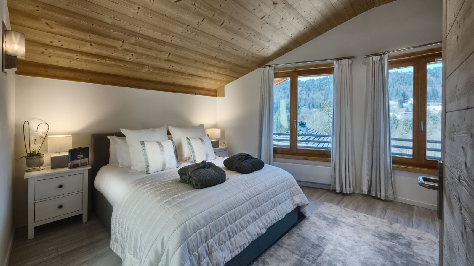 Luxury-Ski-Chalet-Morzine-Chalet-Blanc-Oxford-Ski-Bedroom (4).jpg
