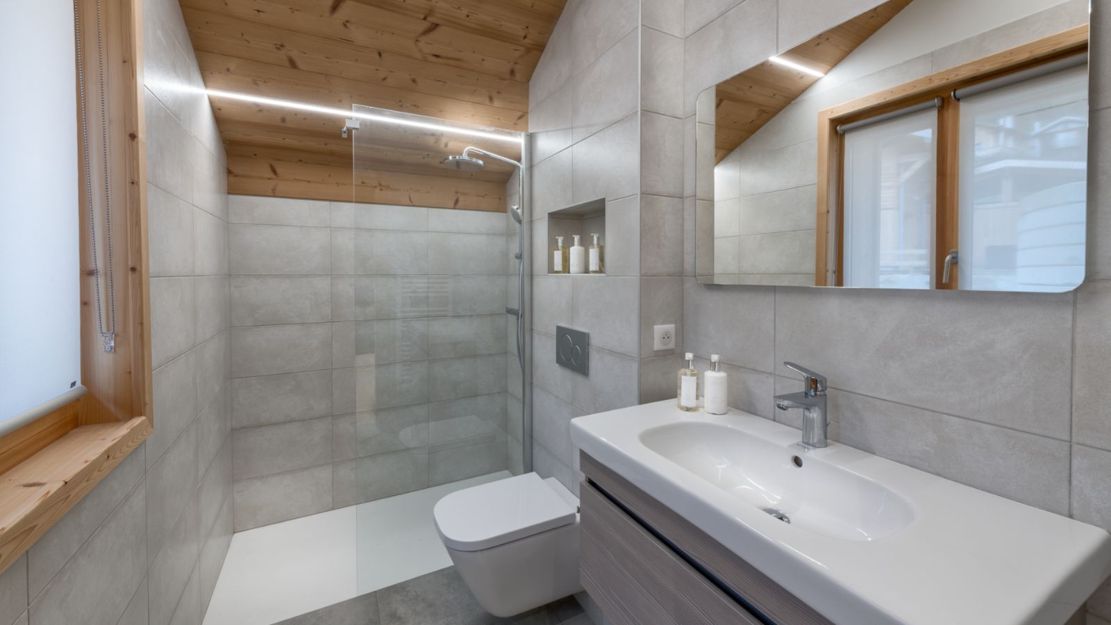 Luxury-Ski-Chalet-Morzine-Chalet-Lorne-Oxford-Ski-Bathroom.jpg
