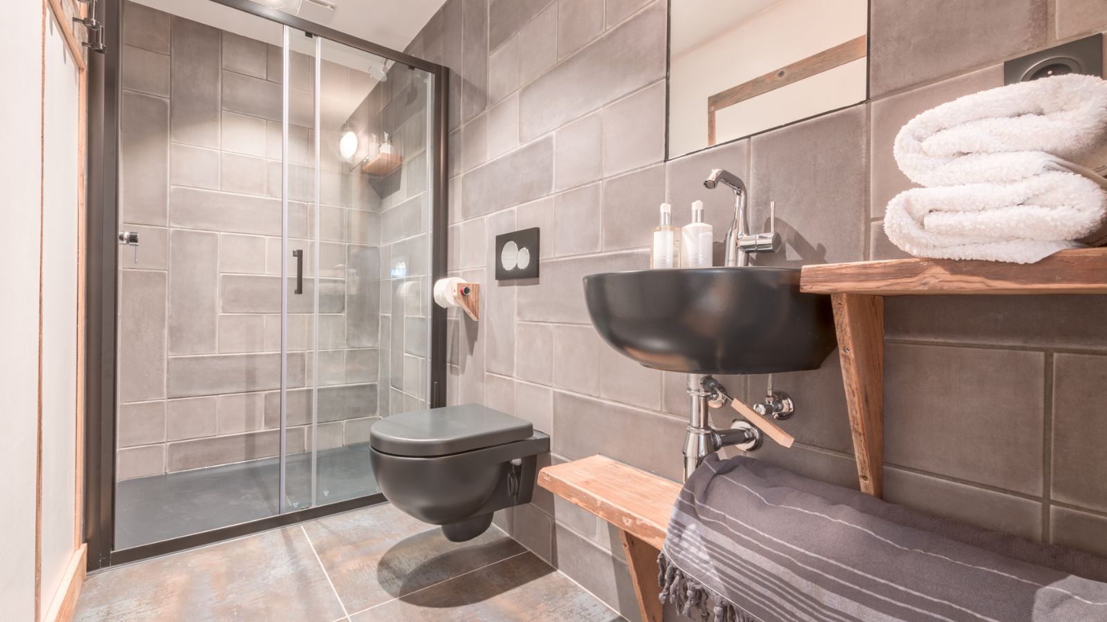 Luxury-ski-chalet-Morzine-Apartment-Deux-Chevaux-Oxford-Ski-Bathroom.jpg