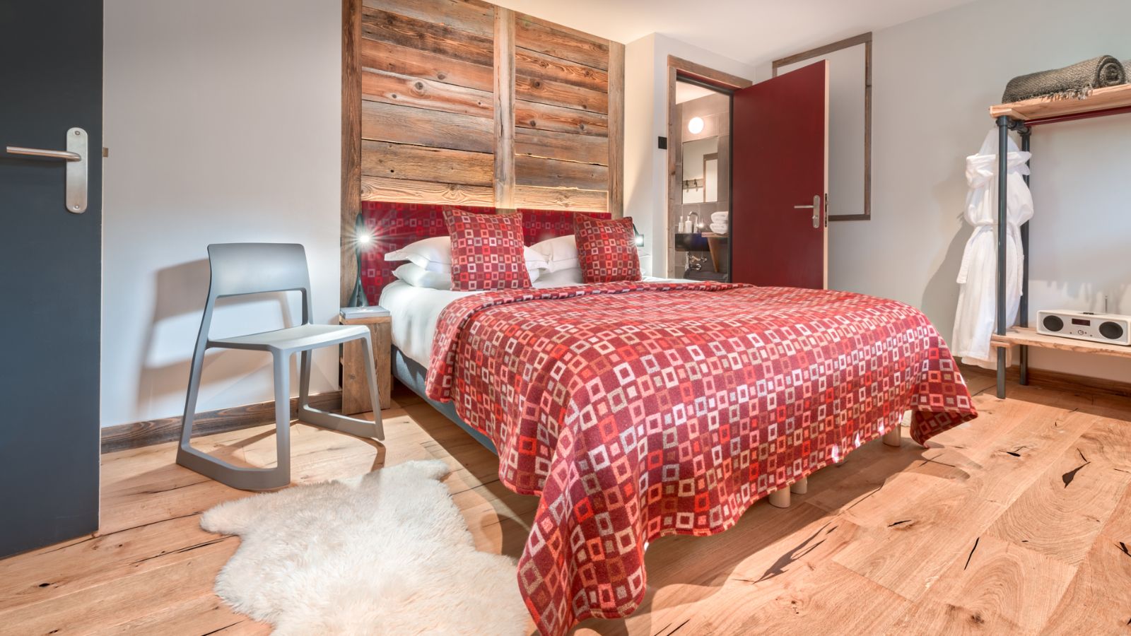 Luxury-ski-chalet-Morzine-Apartment-Deux-Chevaux-Oxford-Ski-Bedroom (2).jpg