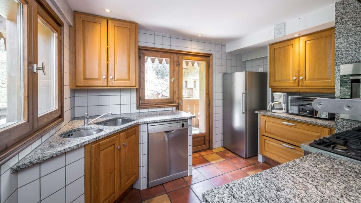 luxury-ski-chalet-meribel-mariefleur-oxford-ski-kitchen.jpg
