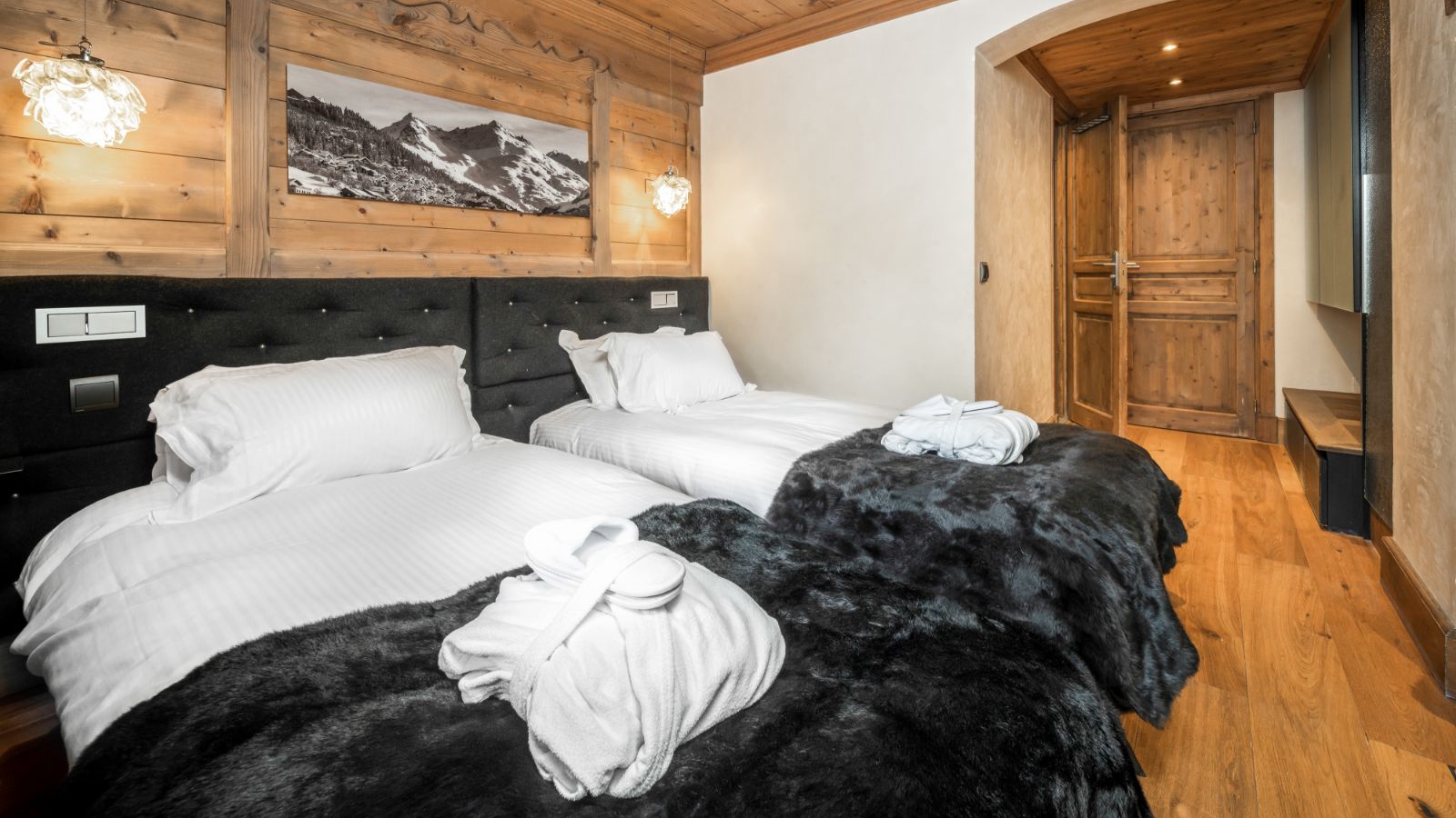 luxury-ski-chalet-meribel-mariefleur-oxford-bed (4).jpg