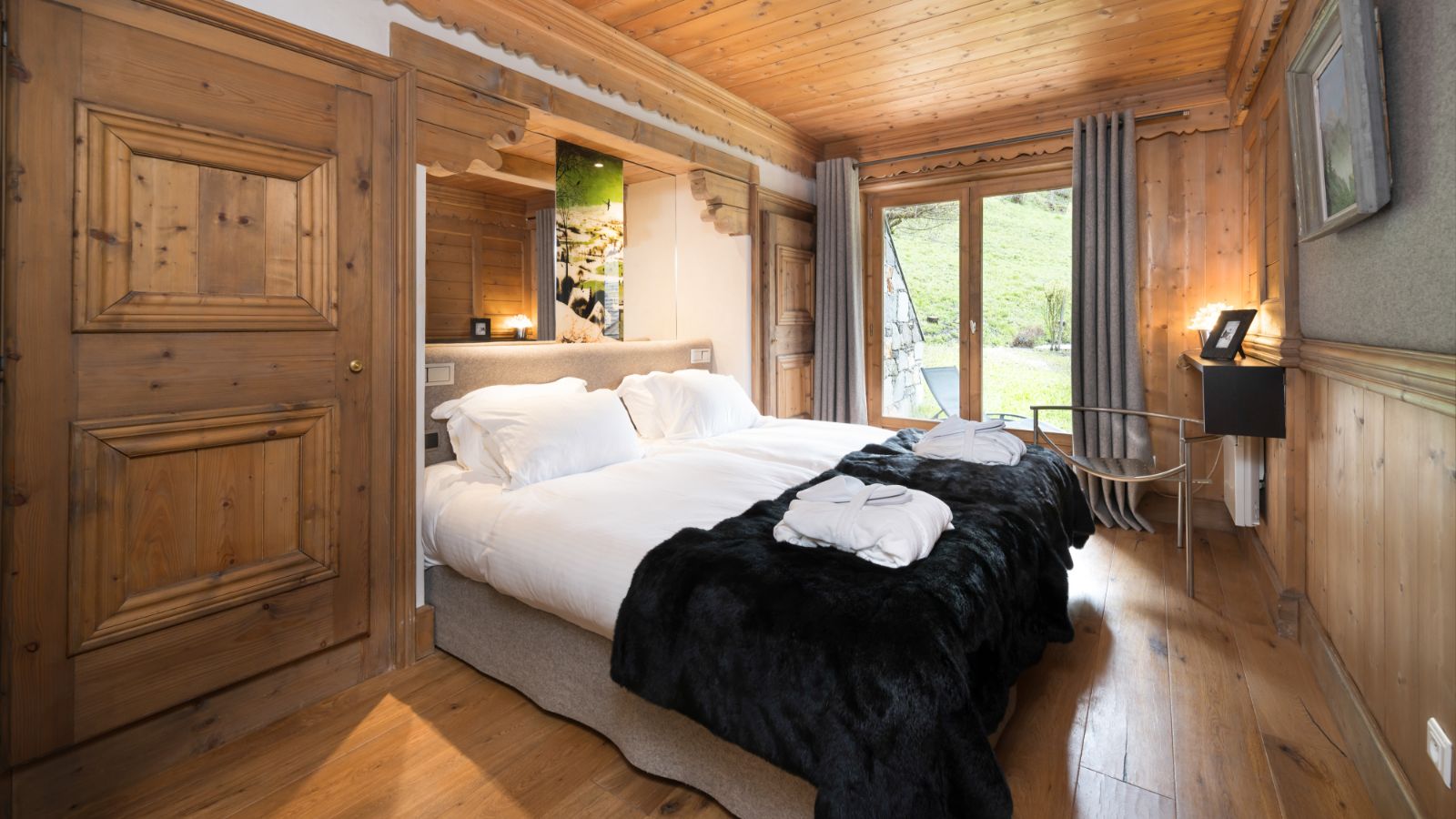 luxury-ski-chalet-meribel-mariefleur-oxford-bedroom (1).jpg
