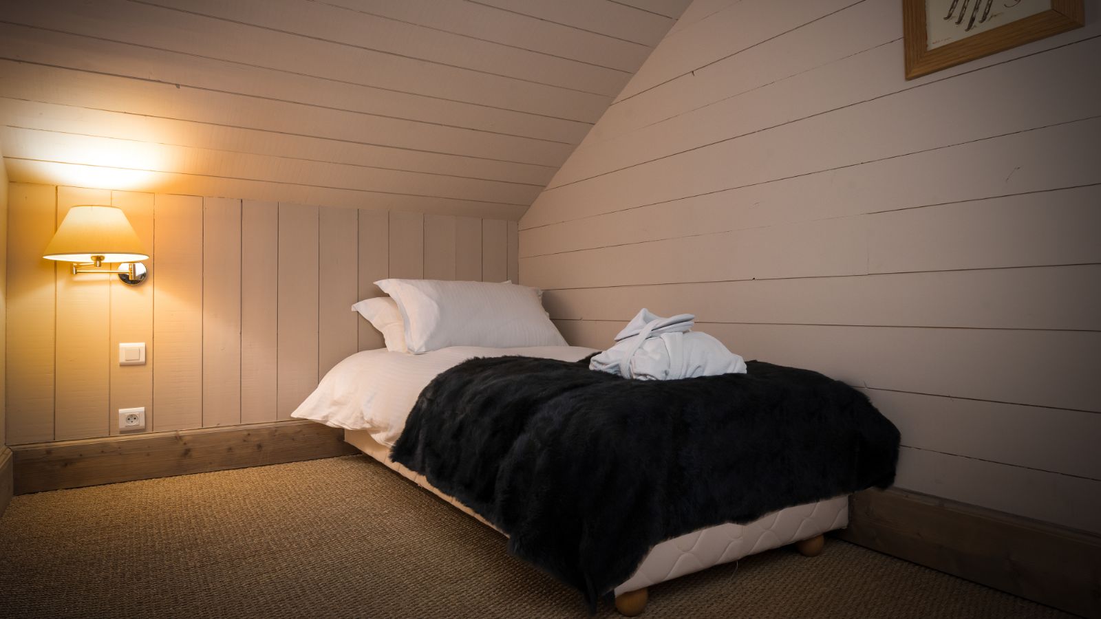 luxury-ski-chalet-meribel-brioche-oxford-ski-bedroom (1).jpg