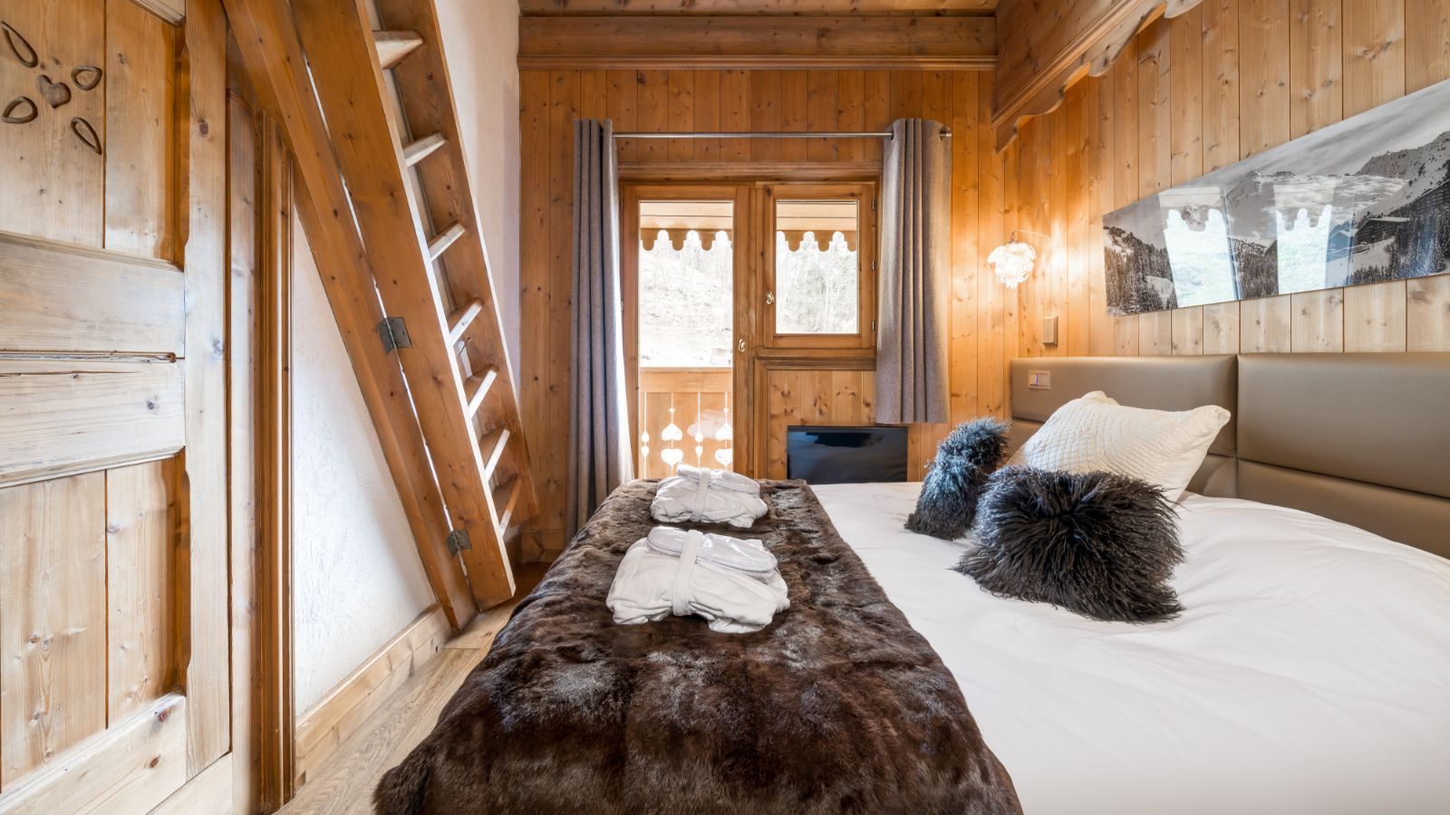 luxury-ski-chalet-meribel-marielaine-oxford-ski-bedroom2.jpg