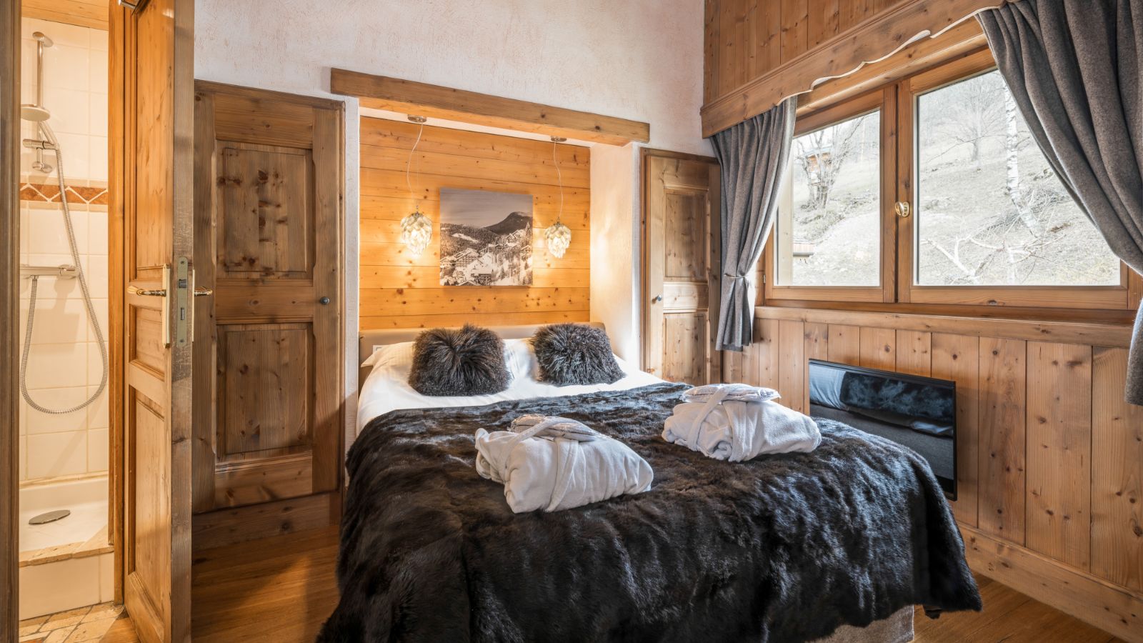 Luxury-Ski-Apartment-Meribel-Hameau-des-Neiges-Oxford-Ski-Bedroom.JPG