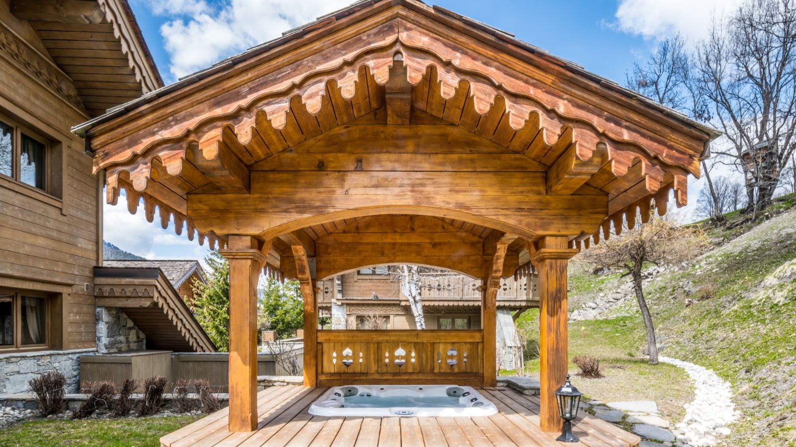 Luxury-Ski-Apartment-Meribel-Hameau-des-Neiges-Oxford-Ski-Hot-Tub.JPG (1)