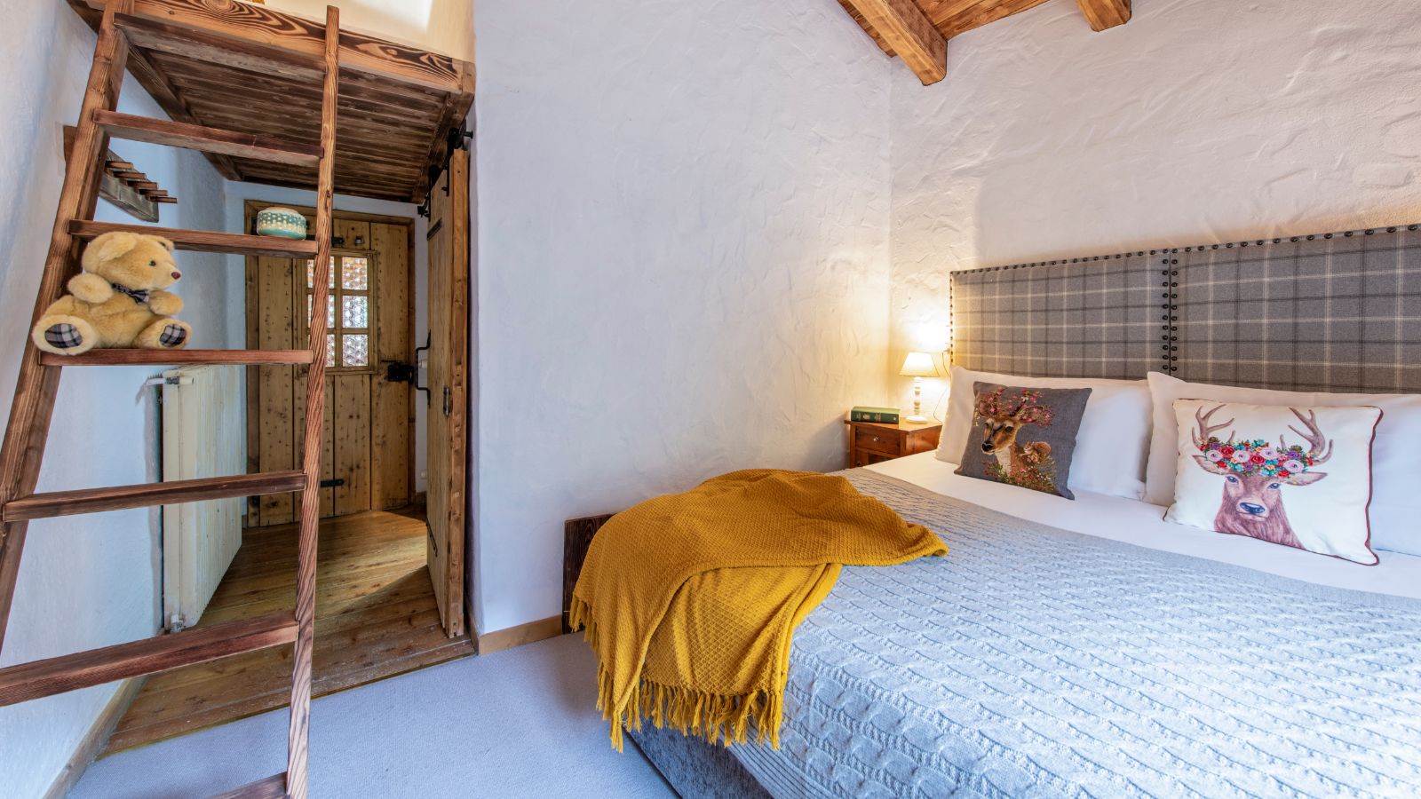 luxury-ski-chalet-madonna-doss-oxford-ski-bedroom (6).jpg