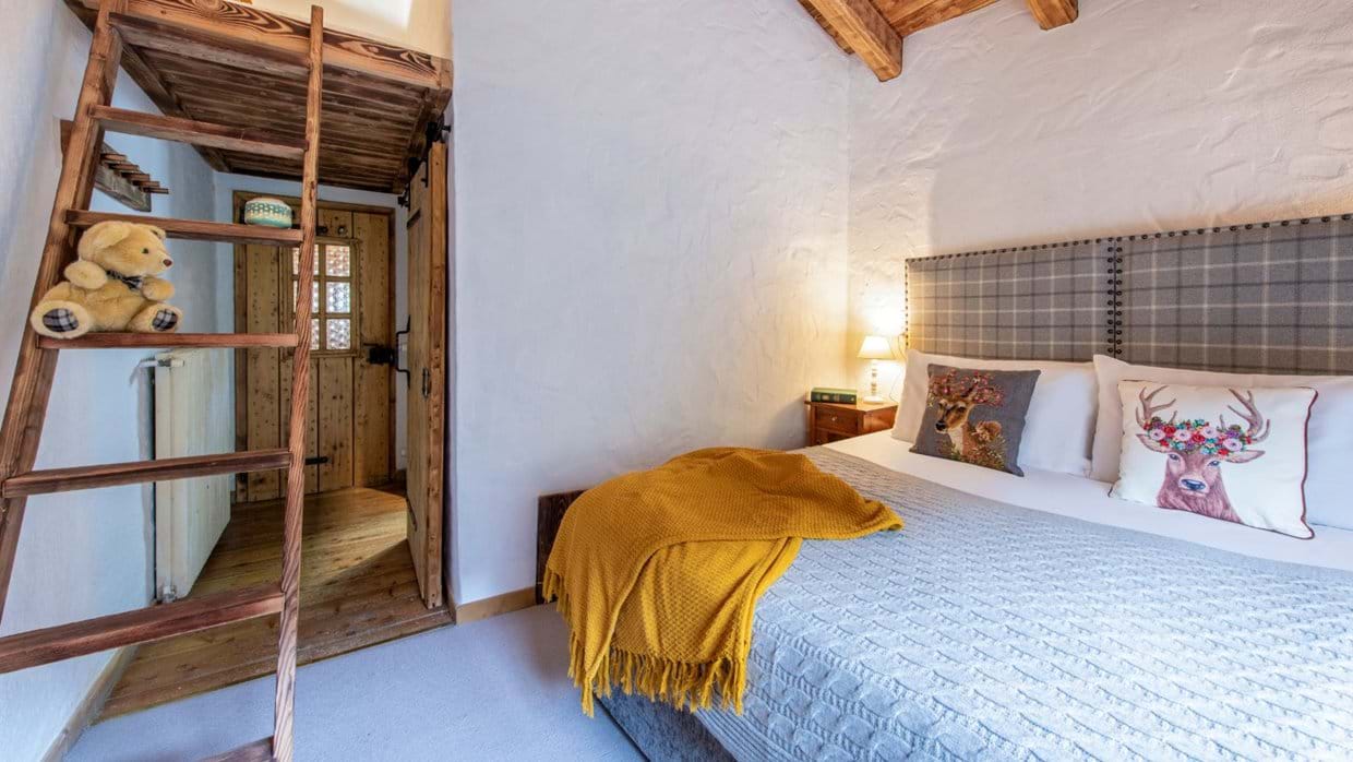 luxury-ski-chalet-madonna-doss-oxford-ski-bedroom (6).jpg