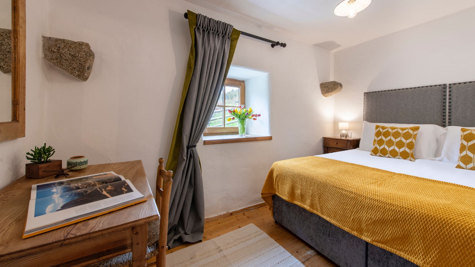 luxury-ski-chalet-madonna-doss-oxford-ski-bedroom (7).jpg