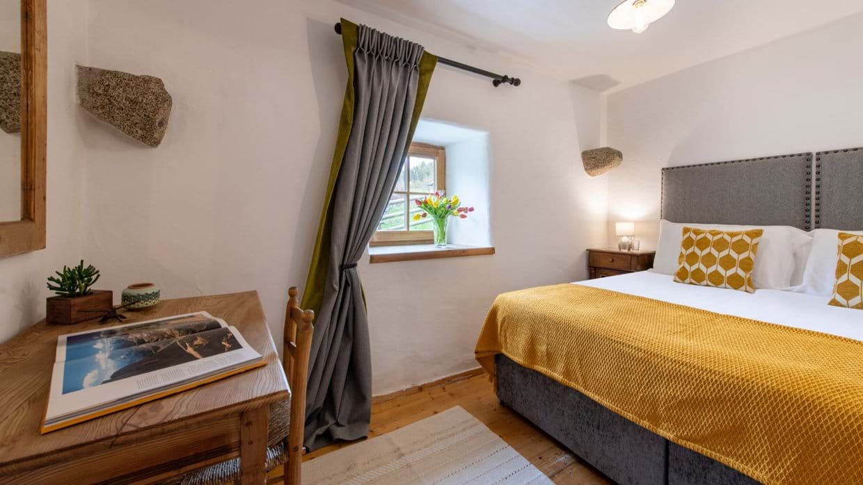 luxury-ski-chalet-madonna-doss-oxford-ski-bedroom (7).jpg