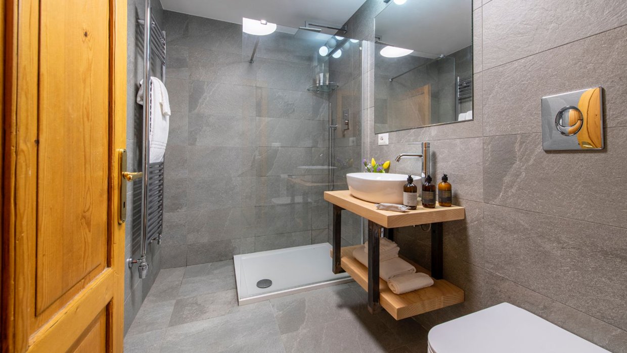 luxury-ski-chalet-madonna-doss-oxford-ski-bathroom (3).jpg