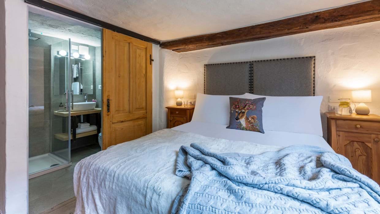 luxury-ski-chalet-madonna-doss-oxford-ski-bedroom (1).jpg