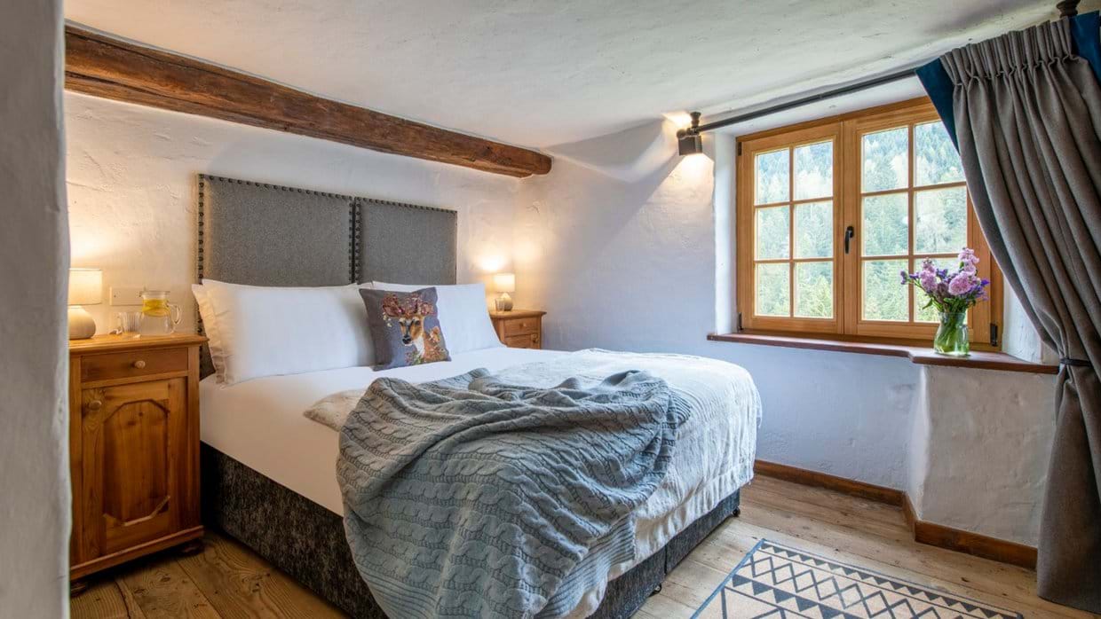 luxury-ski-chalet-madonna-doss-oxford-ski-bedroom (2).jpg