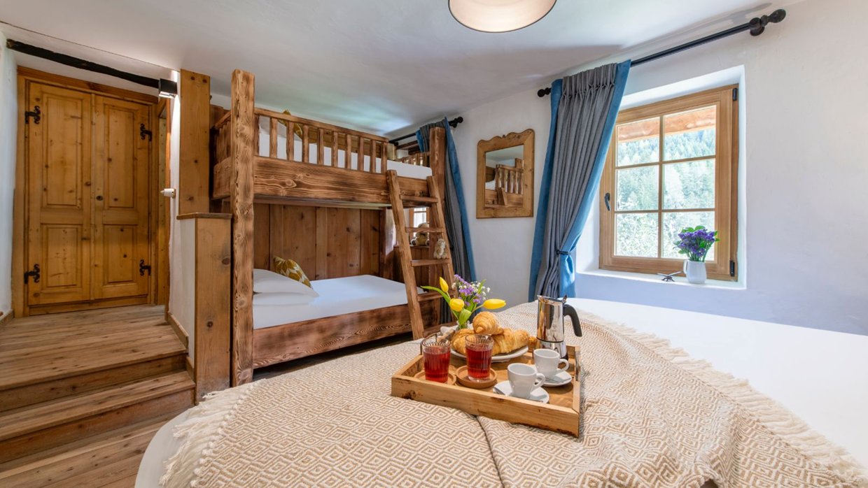 luxury-ski-chalet-madonna-doss-oxford-ski-bedroom (3).jpg