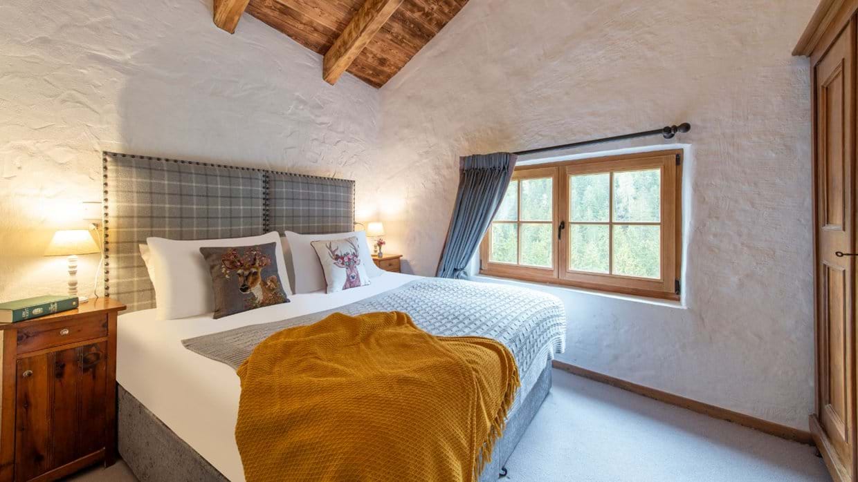 luxury-ski-chalet-madonna-doss-oxford-ski-bedroom (5).jpg