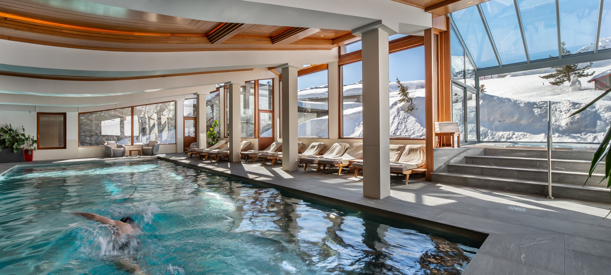 Hotel_Annapurna_courchevel_1850_France_Indoorswimming_pool.jpg