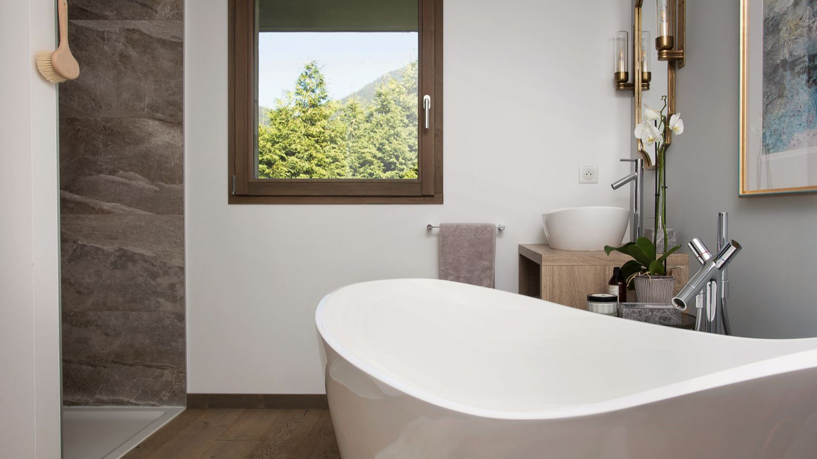 Luxury-ski-Chalet-Megeve-Chalet-Jolie-Oxford-Ski-Bathroom.jpg