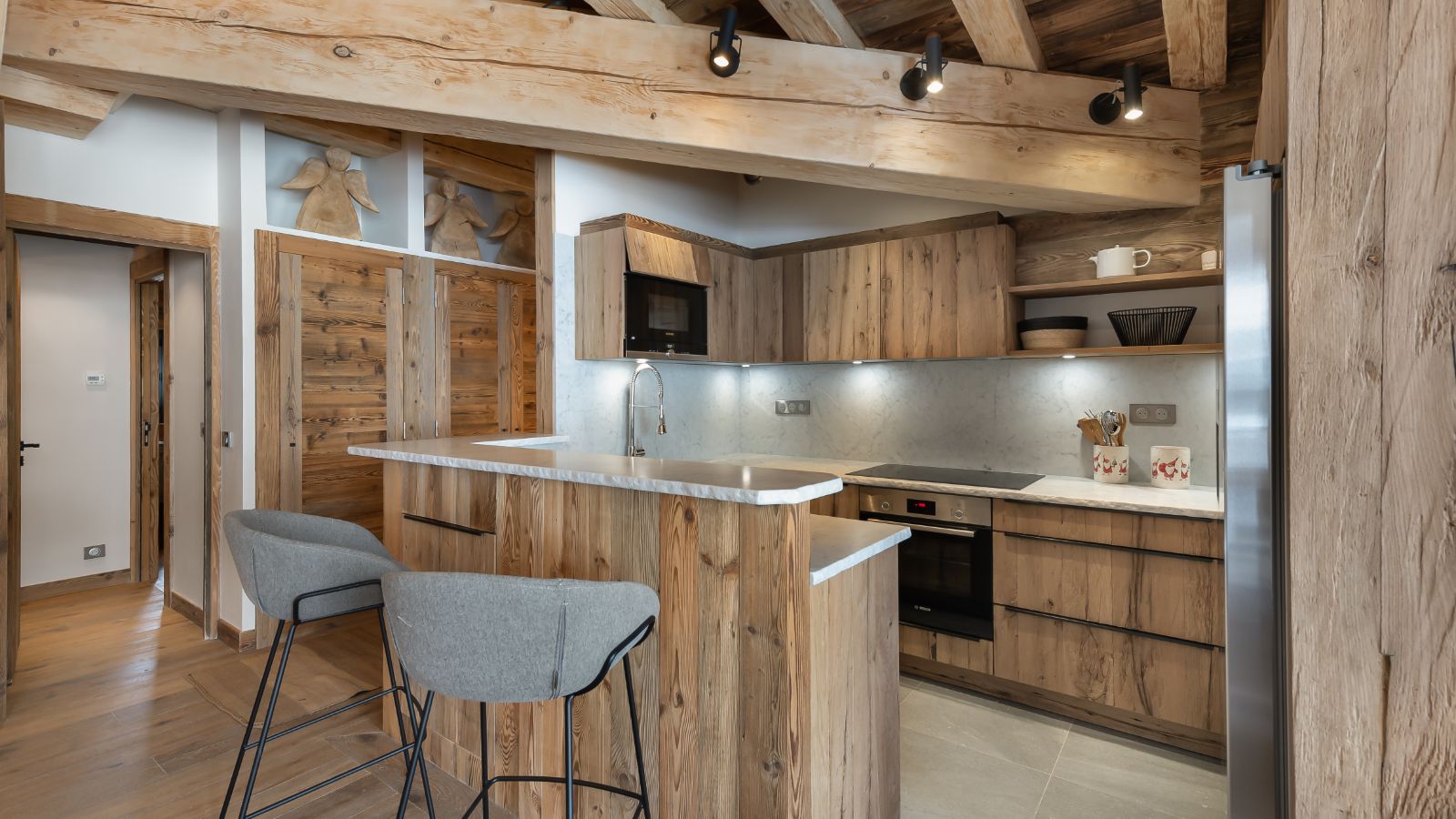 Luxury-Ski-Apartment-Val-dIsere-Penthouse-Fleche-Oxford-Ski-Kitchen.jpg