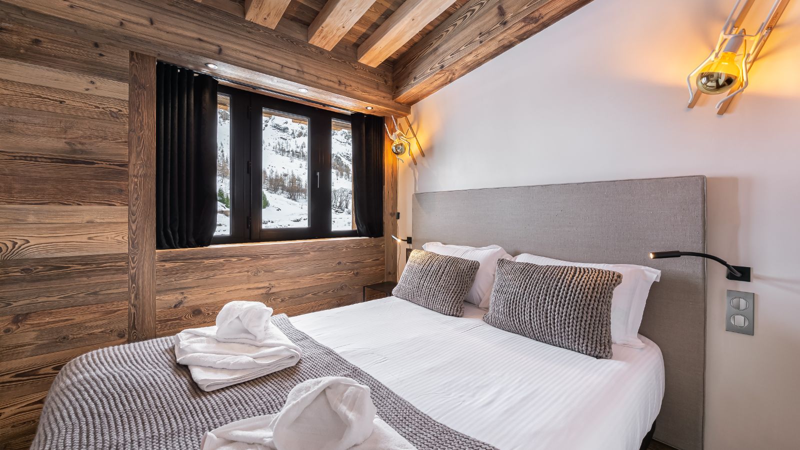 Luxury-Ski-Apartment-Val-dIsere-Penthouse-Chamois-Oxford-Ski-Bedroom3.jpg