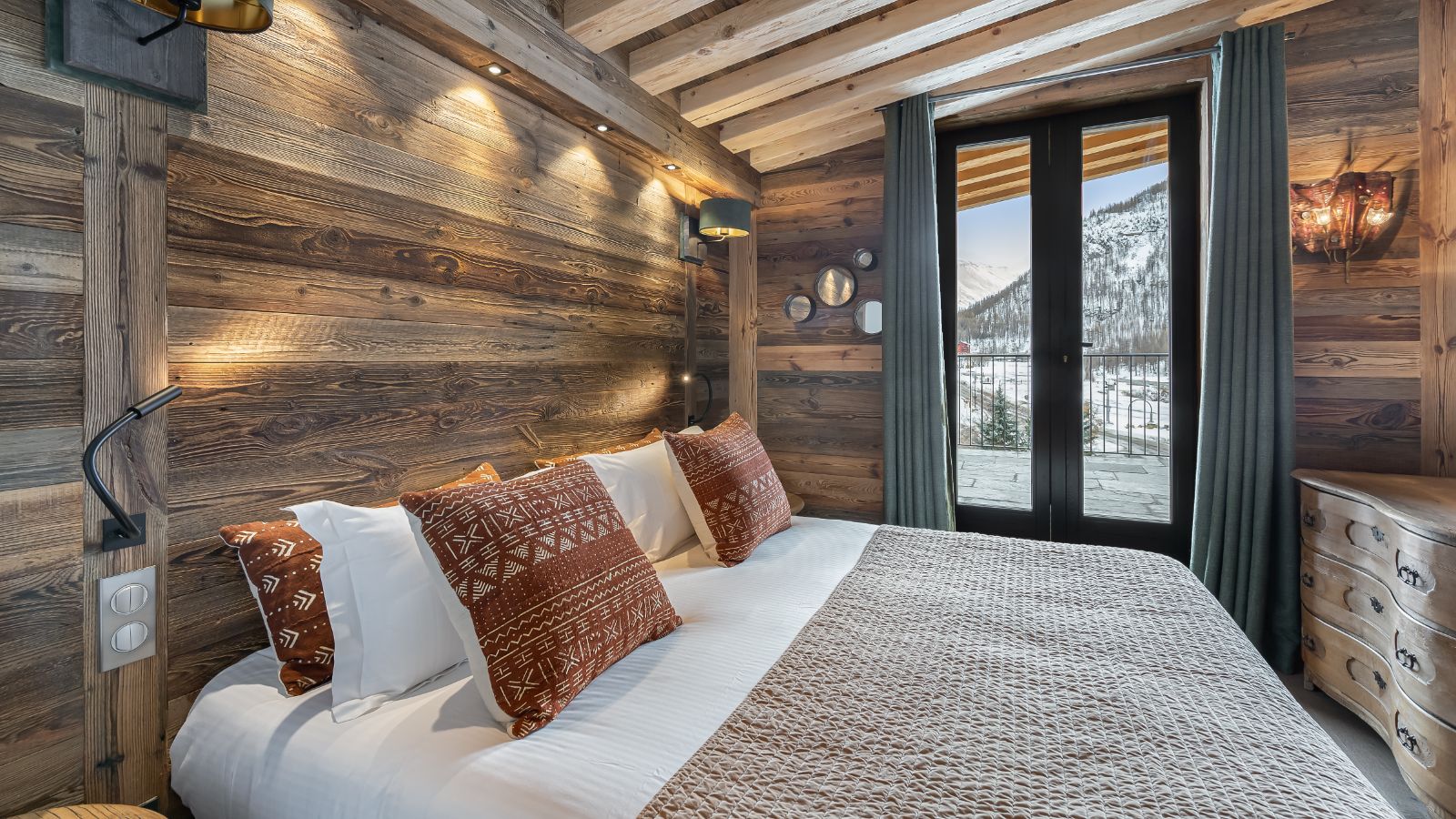 Luxury-Ski-Apartment-Val-dIsere-Penthouse-Chamois-Oxford-Ski-Bedroom5.jpg