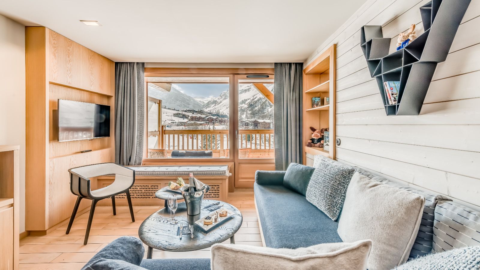 luxury-ski-hotel-val-d'isere-hotel-le-yule-oxford-ski-Suite-2.jpg