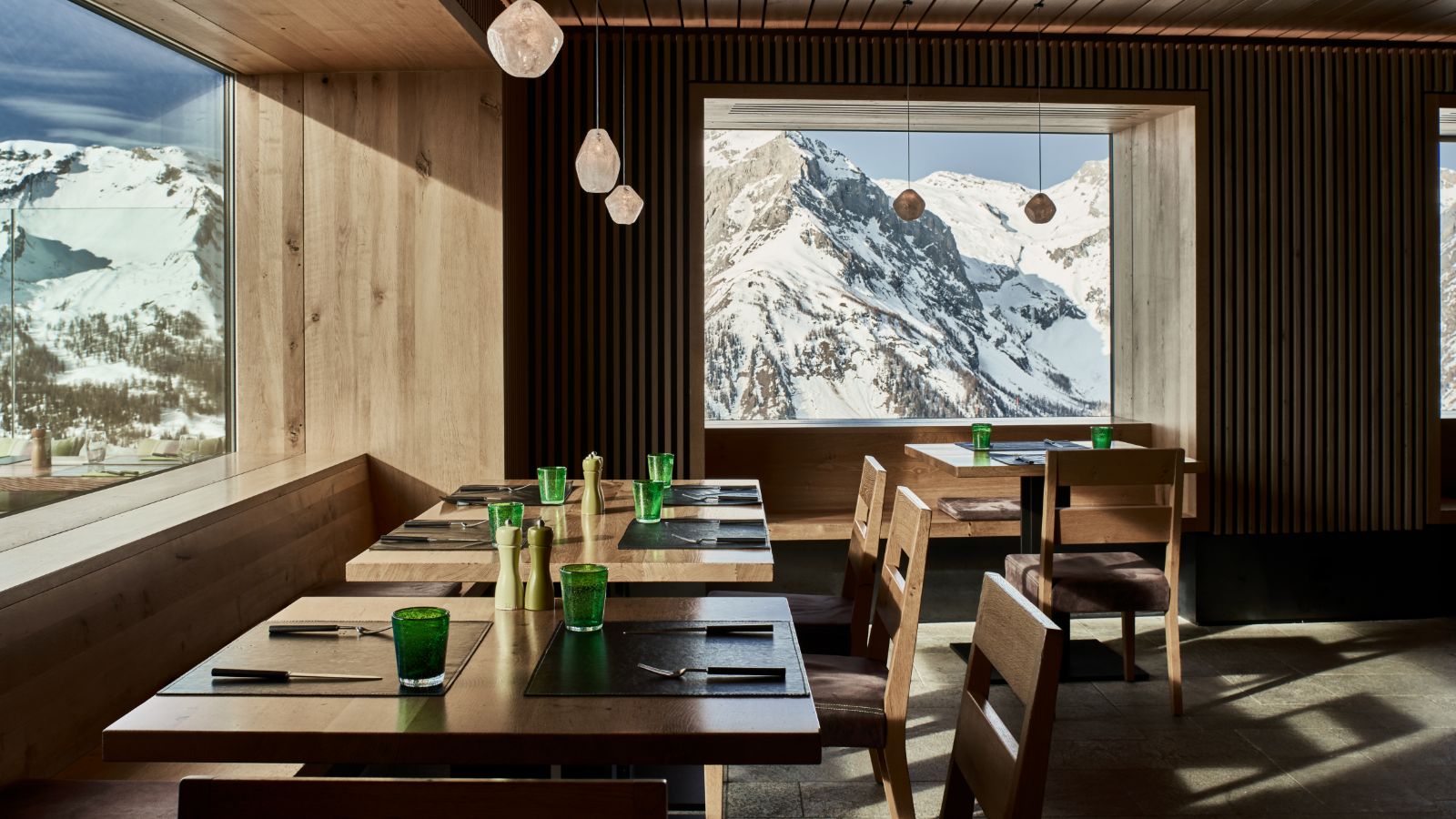 luxury-ski-hotel-crans-montana--chetzeron-Restaurant.jpg