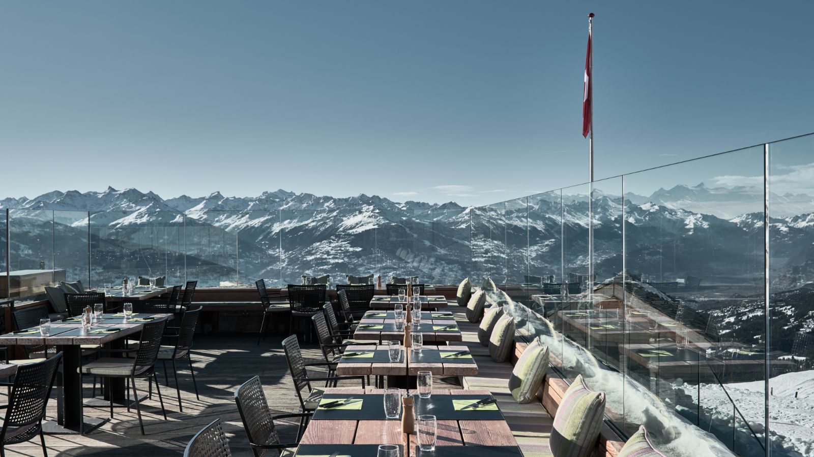 luxury-ski-hotel-crans-montana--chetzeron-Restaurant-terrace.jpg