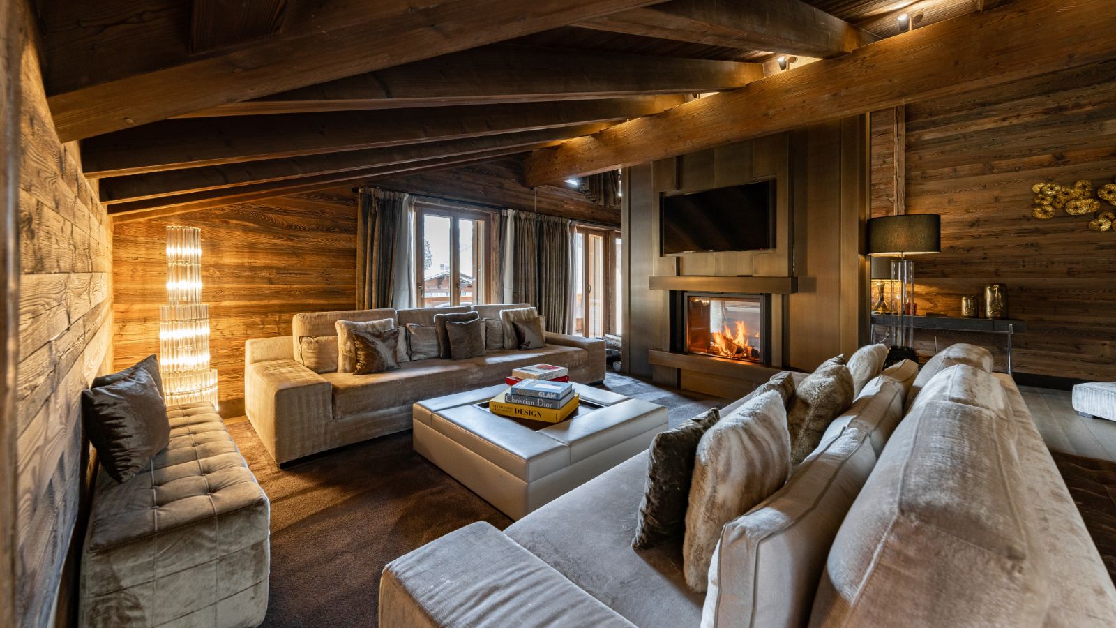 Luxury-Ski-Chalet-Gstaad-Ultima-Gstaad-Royal-Residence-Oxford-Ski-Lounge.jpg