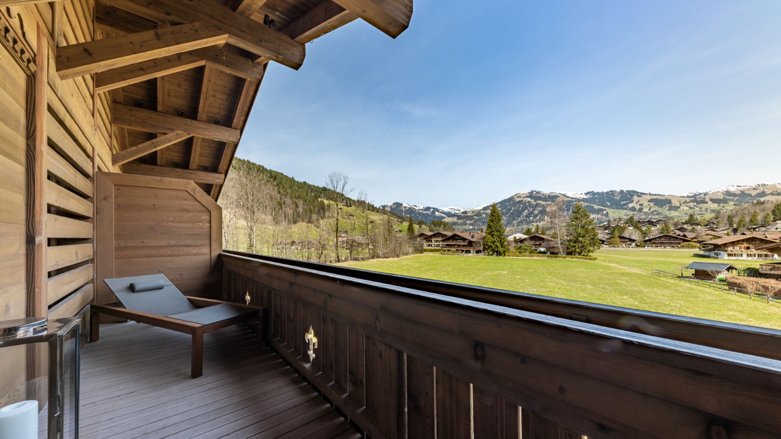 Luxury-Ski-Chalet-Gstaad-Ultima-Gstaad-Royal-Residence-Oxford-Ski-Balcony.jpg