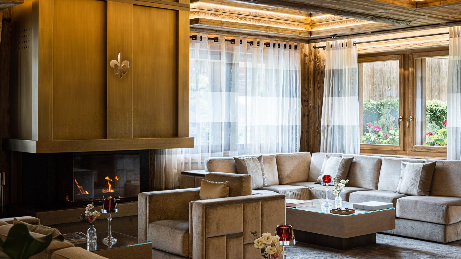 Luxury-Ski-Chalet-Gstaad-Ultima-Gstaad-Oxford-Ski-Lobby (3).jpg