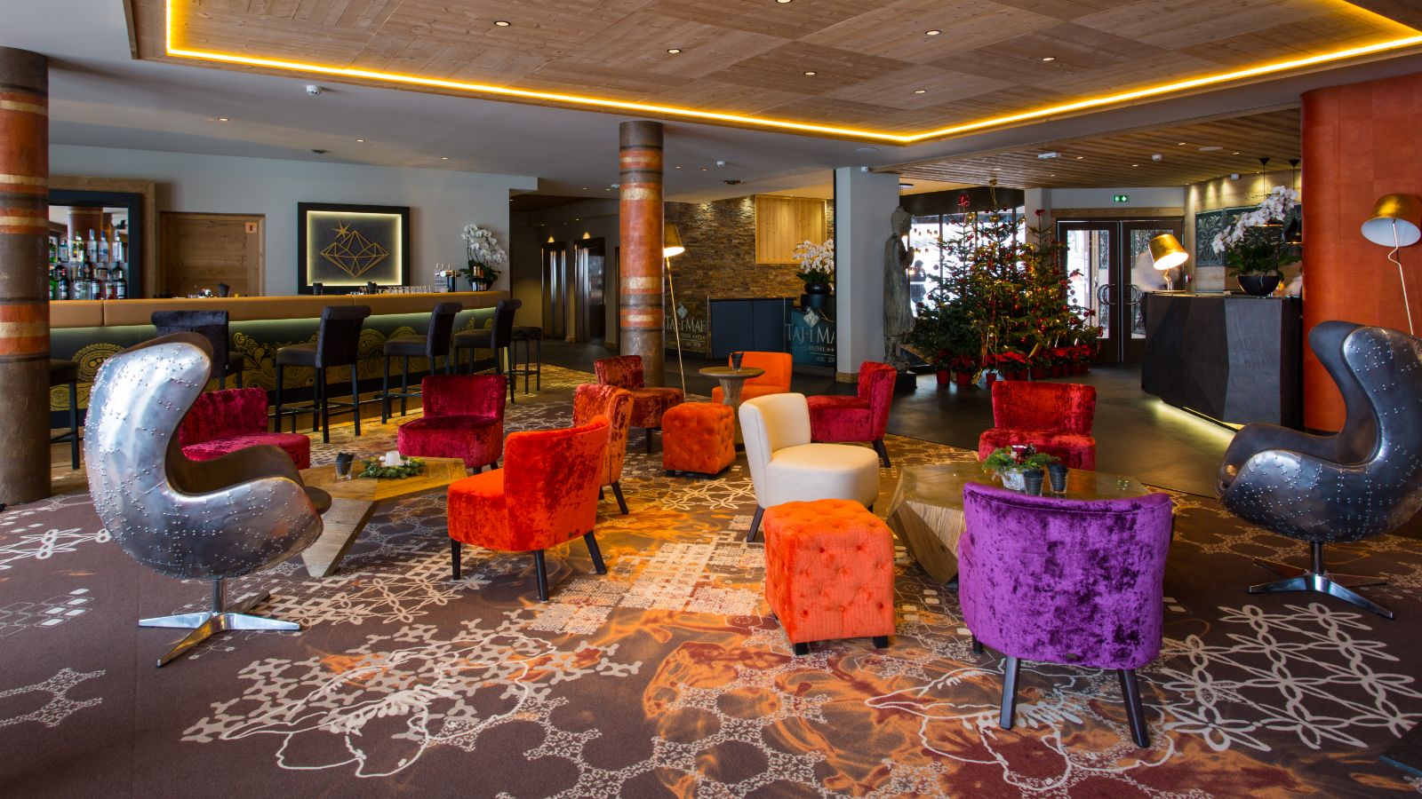 Luxury-ski-hotel-les-arcs-taj-i-mah-oxford-ski-bar-area.jpg