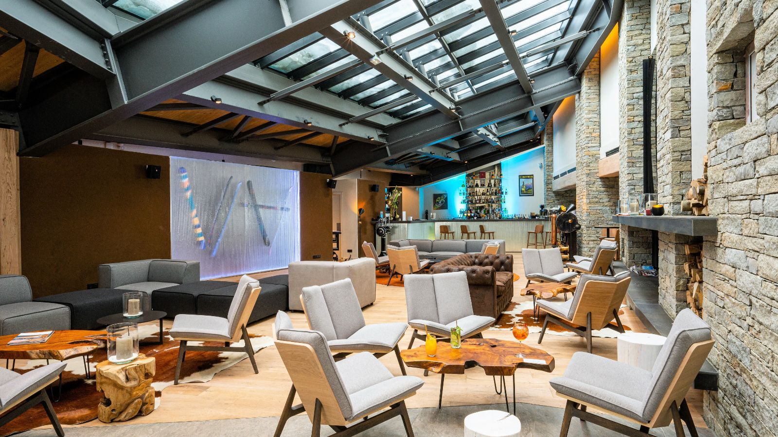 luxury-ski-hotel-tignes-voulez-vouz-oxford-ski-reception-bar.jpg