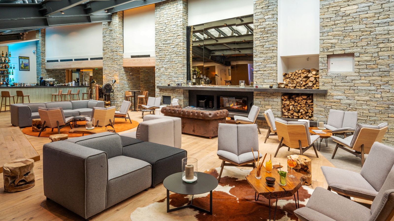 luxury-ski-hotel-tignes-voulez-vouz-oxford-ski-reception-bar-2.jpg