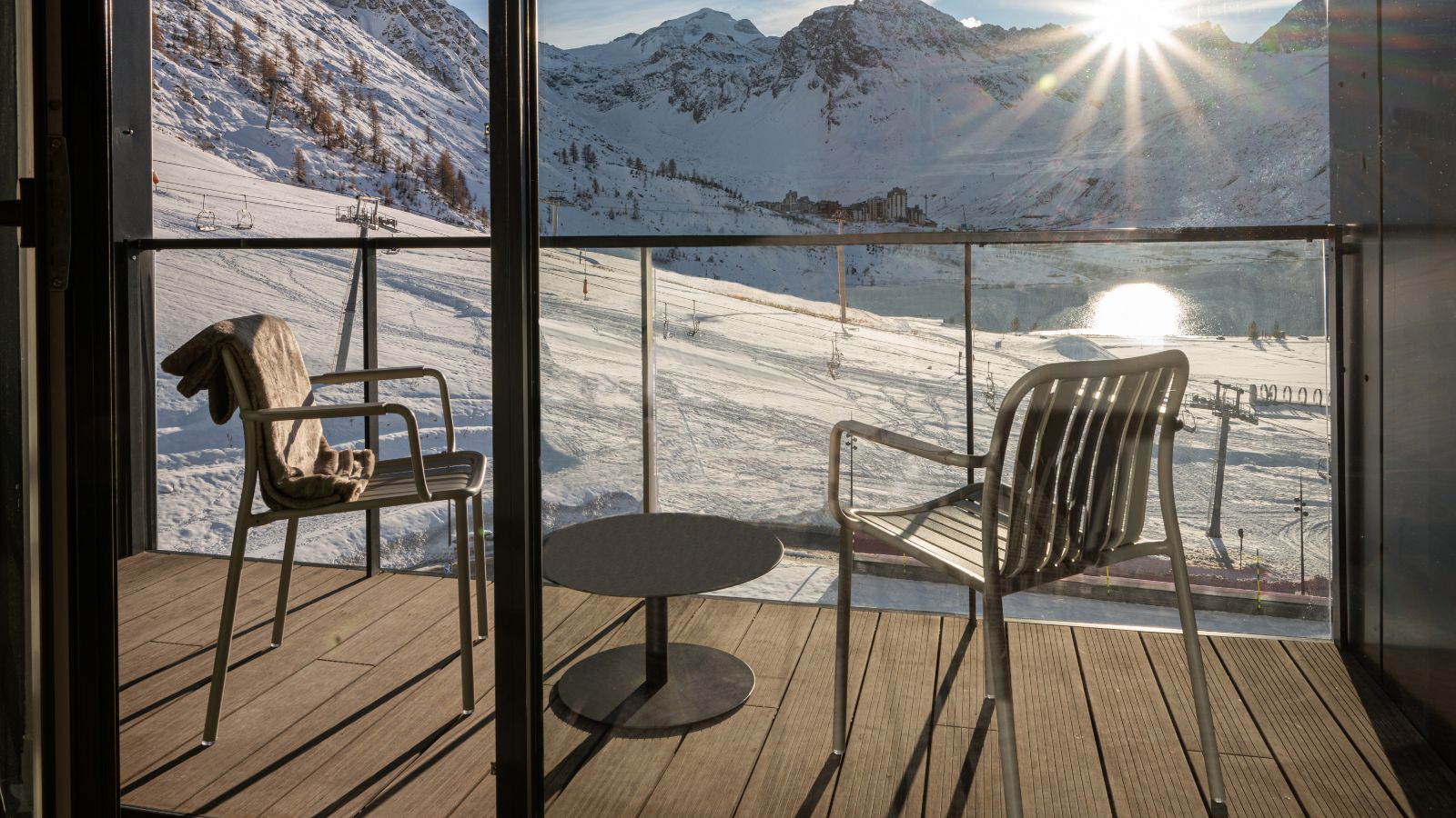 luxury-ski-hotel-tignes-voulez-vouz-oxford-ski-bedroom-terrace.jpg