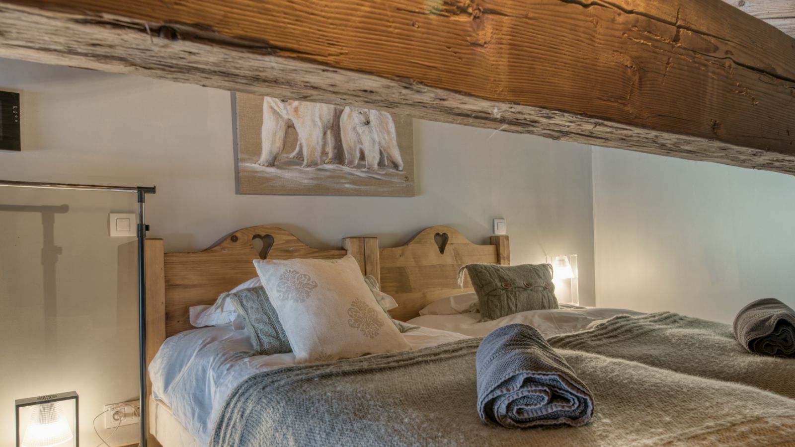 luxury-ski-chalet-Megeve-Chalet-Infinity-oxford-ski-bedroom 1.jpg