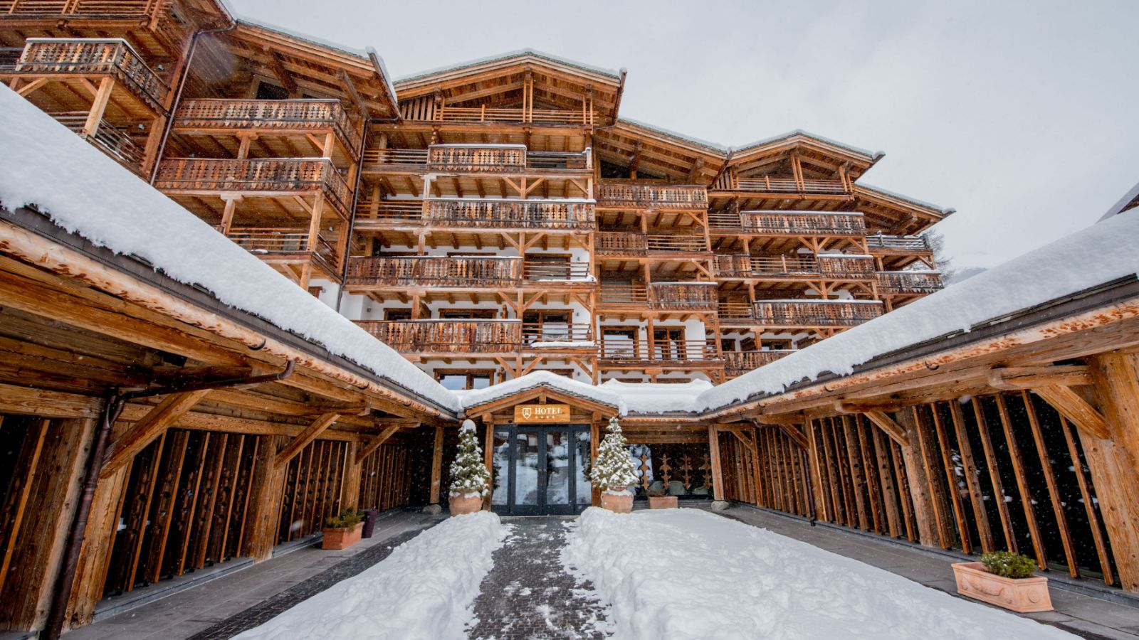 luxury-ski-hotel-verbier-la-cordee-des-alpes-oxford-ski-exterior.JPG